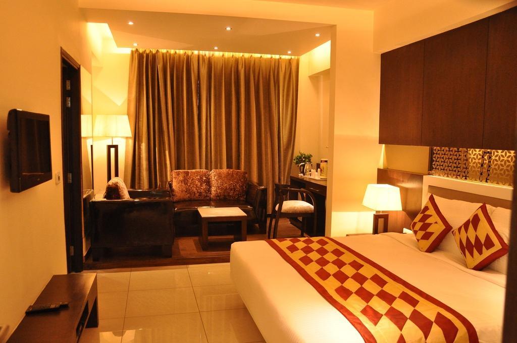 The Taj Vilas Agra  Room photo